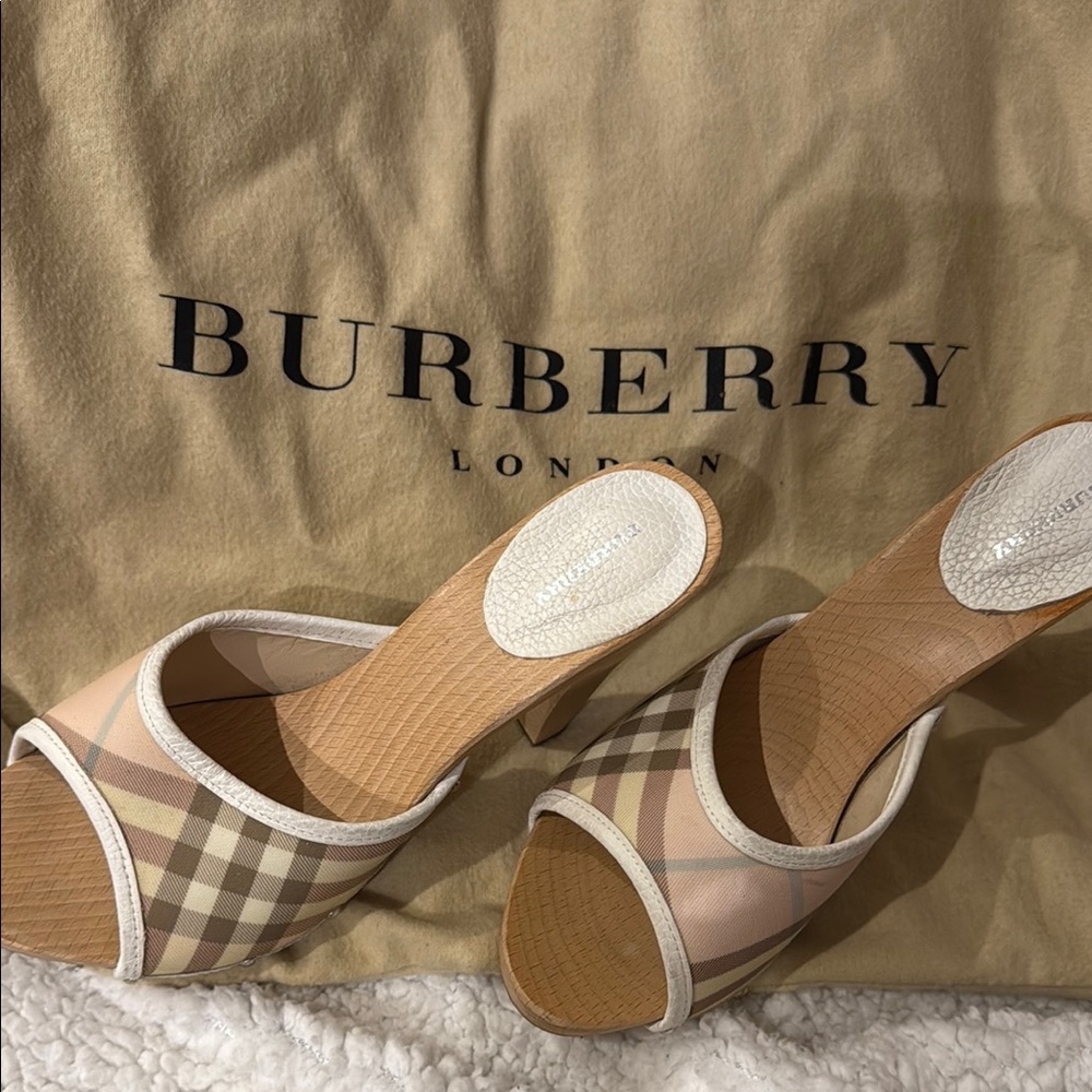 Burberry pink nova check sandals with Classic Elegance